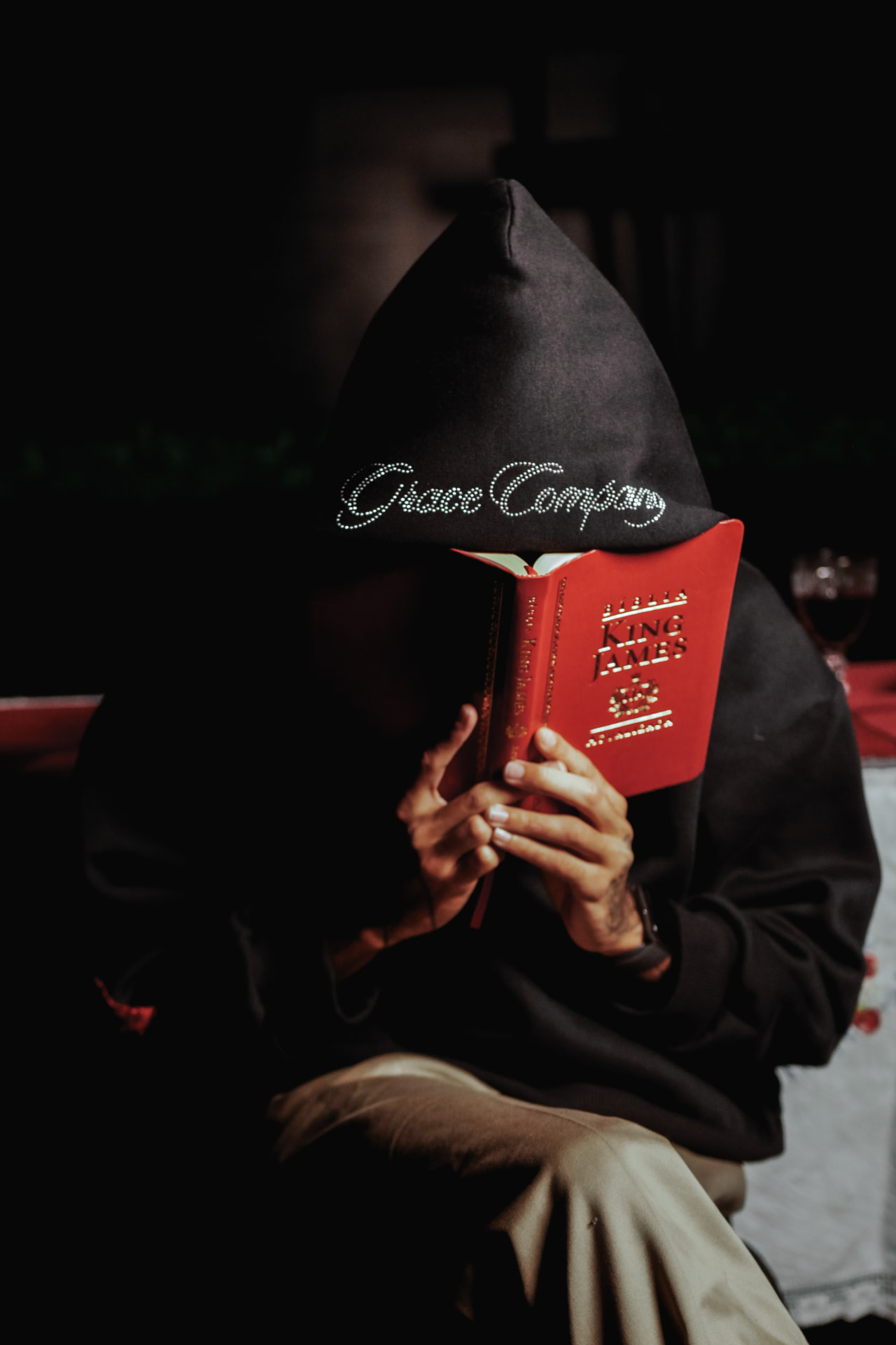 Pessoa segurando Bíblia — King James