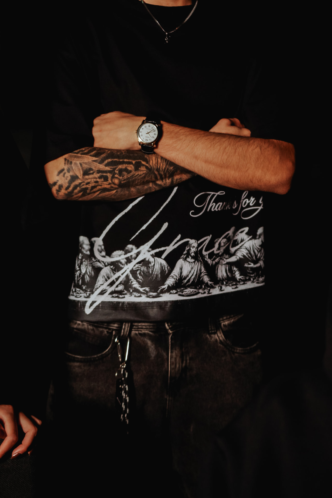 Detalhe da camiseta com a arte da Santa Ceia